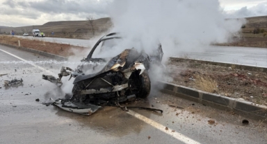 Kayganlaşan yolda kaza yaptı, otomobil alev aldı