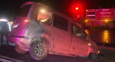 Kontrolden çıkan araç trafik levhalarına çarptı: 2 yaralı