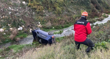 Kontrolden Çıkan Otomobil, Dereye Uçtu: 2 Yaralı