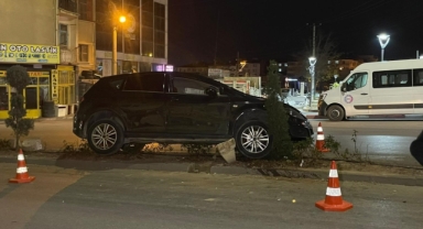 Kontrolden çıkan otomobil refüje çarptı