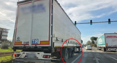 Lastiği parçalanan tırın tehlikeli yolculuğu