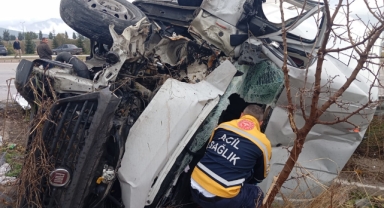 Minibüs ile kamyonet çarpıştı, 1 kişi yaralandı