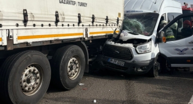 Minibüs tıra arkadan çarptı: 5 yaralı