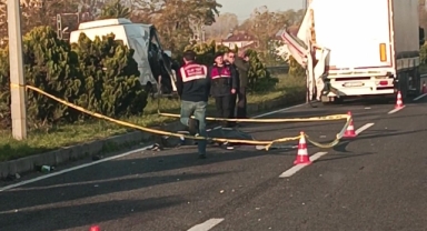 Minibüs, tırın römorkuna çarptı: 1 ölü, 2 yaralı