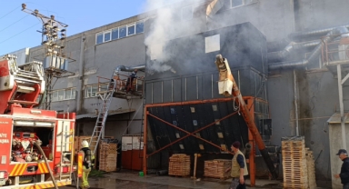 Mobilya fabrikasında yangın! 1 işçi yaralandı