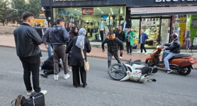 Motosiklet yayaya çarptı; 3 yaralı