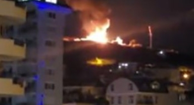 Mutfak tüpü yüklü kamyonet alev alev yandı