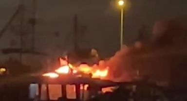 O kentte düşen yıldırım 3 tekneyi küle çevirdi