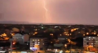 O kentte şimşekler geceyi gündüze çevirdi!