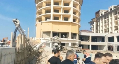 Otel inşaatında yan yatan beton mikserin kolu işçiye çarptı: 1 ölü