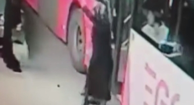 Otobüs aniden hareket edince yolcu düştü! O anlar kameraya yansıdı