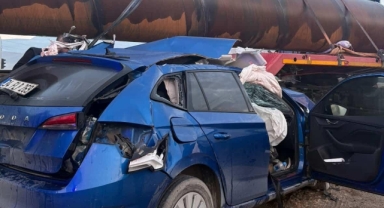 Otomobil, demir boru yüklü tırla çarpıştı: 2 yaralı