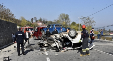 Otomobil ile pikabın çarpıştığı kazada 1 kişi öldü, 2 kişi yaralandı