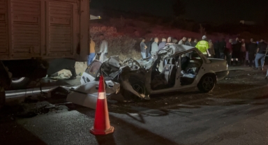 Otomobil kamyona arkadan çarptı: 3 ölü