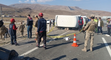 Otomobil minibüsle çarpıştı! Ölü ve yaralılar var