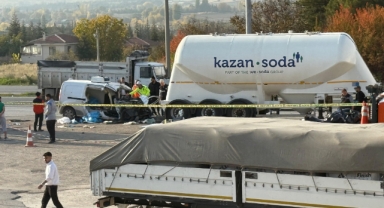 Otomobil tır çekicisine çarptı: 3 kişilik aile hayatını kaybetti