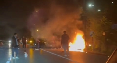 Otomobille çarpışan motosiklet alev topuna döndü: 1'i ağır 2 yaralı