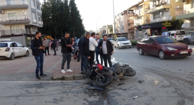  Otomobille çarpışan motosikletli, metrelerce havaya savruldu