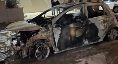 Otoparktaki Elektrikli Otomobil Alev Alev Yandı