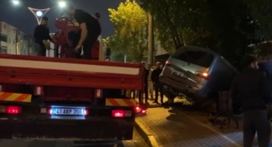 Panelvan evin bahçesine girdi, 1 yaralı