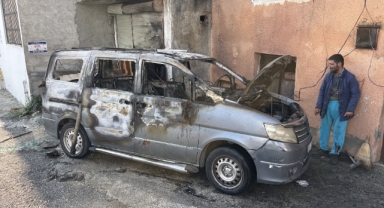 Park halinde alev alan hafif ticari araç kullanılamaz hale geldi