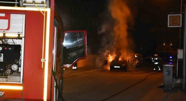 Park halindeki otomobil yanarak kullanılamaz hale geldi