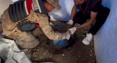 Pes dedirten uyanıklık, uyuşturucu bulunan kovayı deprem çadırının içerisinde toprağa gömdü