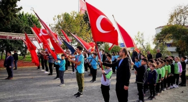Piraziz’de 24 Kasım Öğretmenler Günü İçin Çelenk Sunma Töreni Düzenlendi