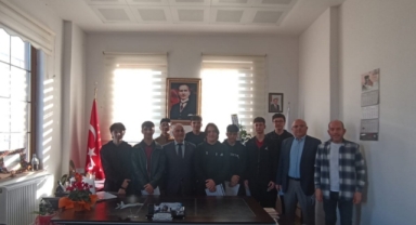 Piraziz’de Tiyatrocu Öğrencilere Başarı Belgesi