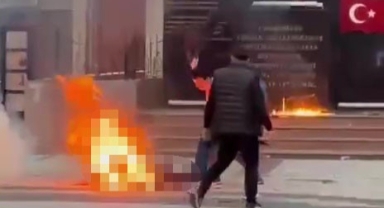 Psikolojik sorunları olduğu iddia edilen şahıs kaymakamlık önünde kendini yaktı