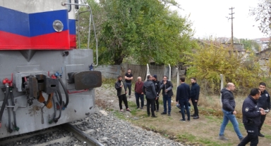 Raylara Düşen Kişi Yük Trenin Çarpması Sonucu Yaralandı