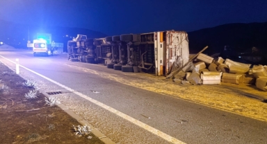 Saman yüklü kamyon devrildi