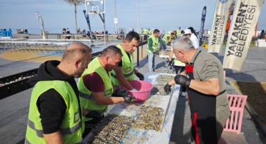 Samsun'da düzenlenen festivalde 3 ton hamsi 2 saatte tüketildi