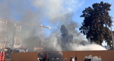 Şantiyede yangın! Gökyüzünü siyah dumanlar kapladı