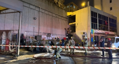 Şarjda olan elektrikli araç alev alarak patladı