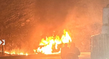 Seyir halindeki araç alev aldı