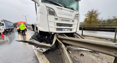 Şiddetli Yağış Kazaya Neden Oldu! Tır Bariyerlere Saplandı