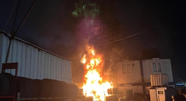 Sobadan sıçrayan kıvılcımlar iki iş yerini yaktı