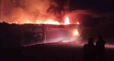 Soğan deposu alev alev yandı