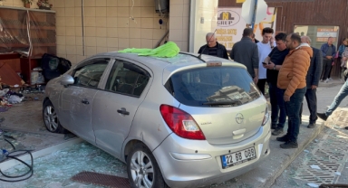 Sürücünün Kontrolünü Kaybettiği Araç Fırına Daldı: 4 Yaralı