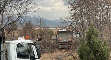 Tır bariyerlere ve elektrik direğine çarparak tarlaya savruldu: 1 yaralı
