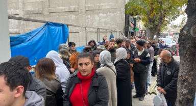 TOKİ başvurusu yapmak isteyen vatandaşlar yüzlerce metre kuyruk oluşturdu