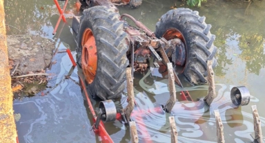 Traktör Sulama Kanalına Devrildi