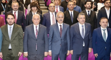 Ulaştırma ve Altyapı Bakanı Uraloğlu, Trabzon'da gençlerle bir araya geldi