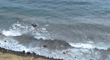 Virajı alamayan araç denize uçtu: 1 yaralı