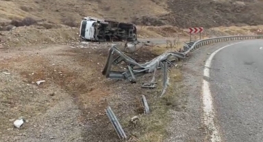 Virajı Alamayan Kamyon Devrildi