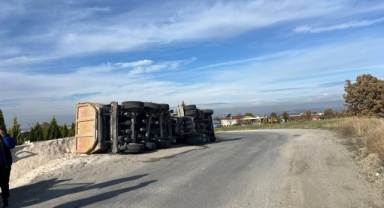 Yan Yatan Tırın Sürücüsü Yaralandı