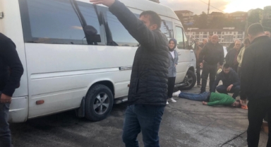 Yolun karşısına geçerken düştü, işçi servisinin çarpması sonucu hayatını kaybetti