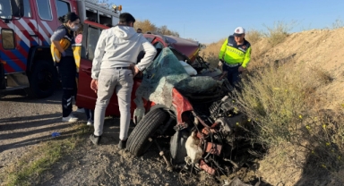 Yük kamyonuyla çarpışan otomobil hurdaya döndü: 1 ölü, 1 yaralı