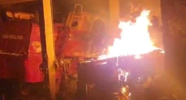 Ahırda çıkan yangın 3 eve sıçradı